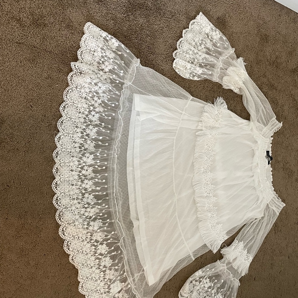 Off-the-shoulder net dress with lace details